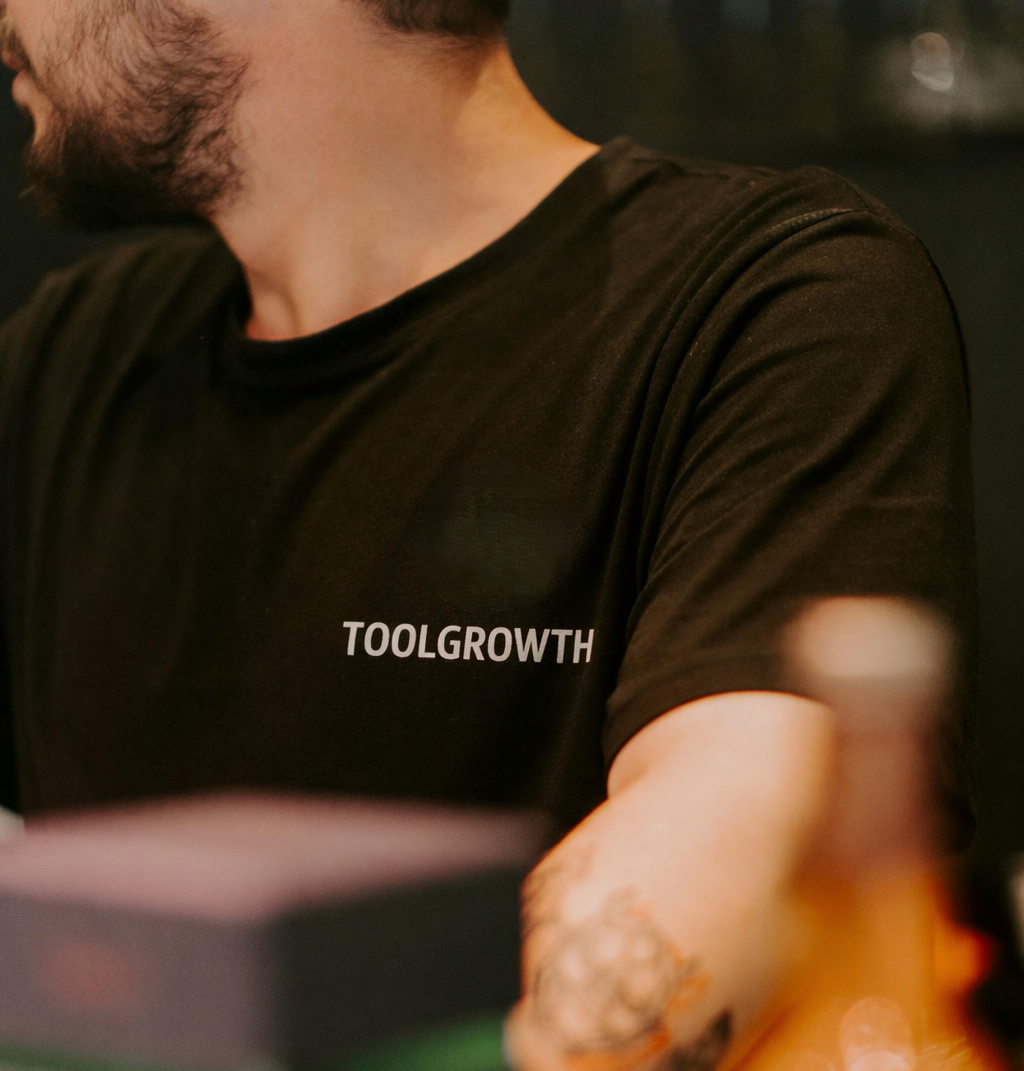 Tool Gorwth Logo System architecture diagrams, cloud computing visuals, SaaS ecosystem graphics